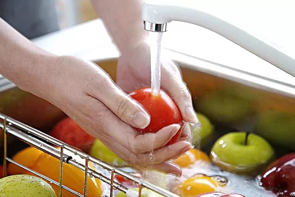 washing vegetables and fruits to prevent infection with worms